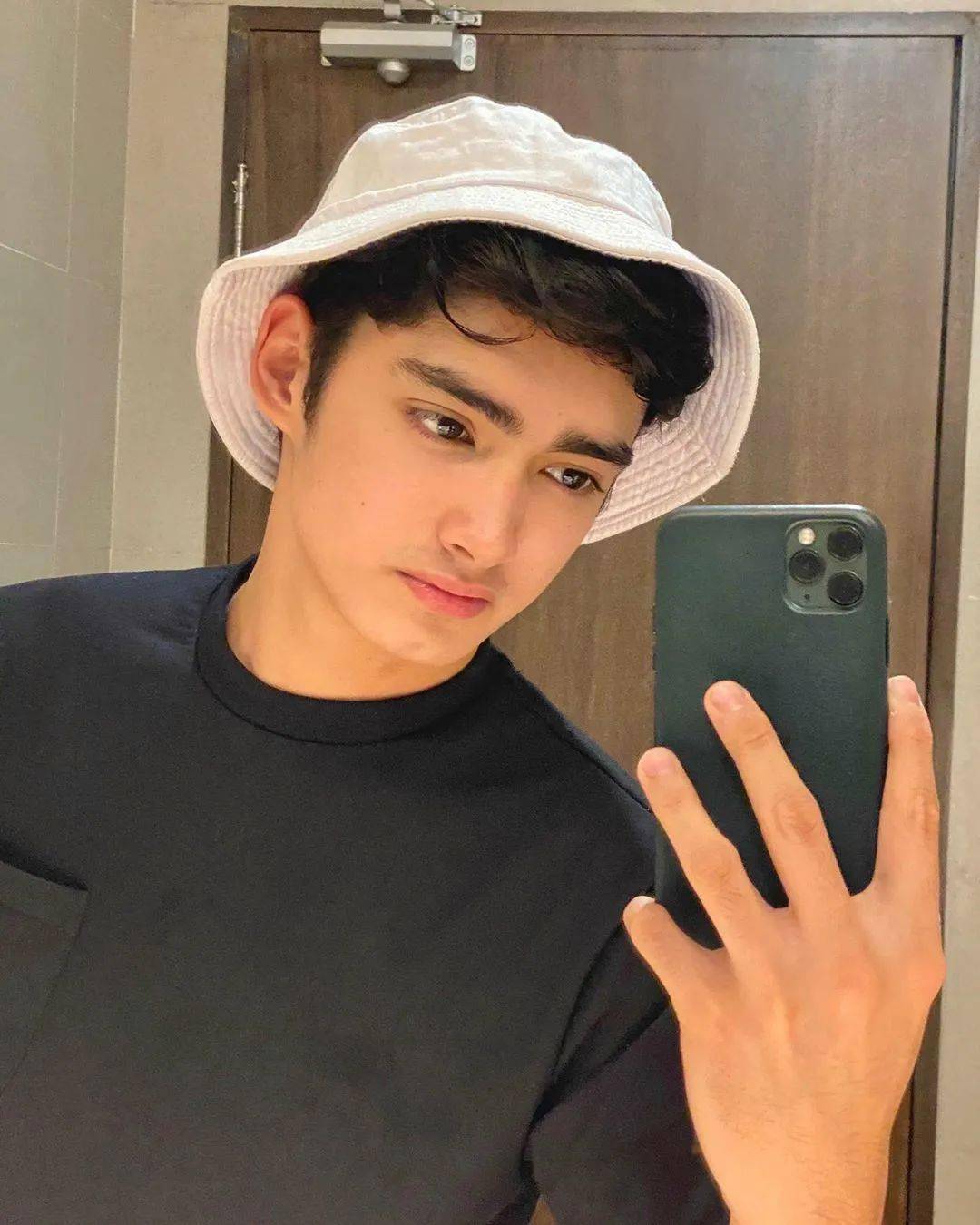 god|he's so cute, oh my god...