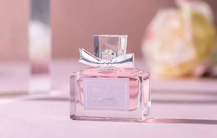 香水|法国女人的风情，一半靠Dior