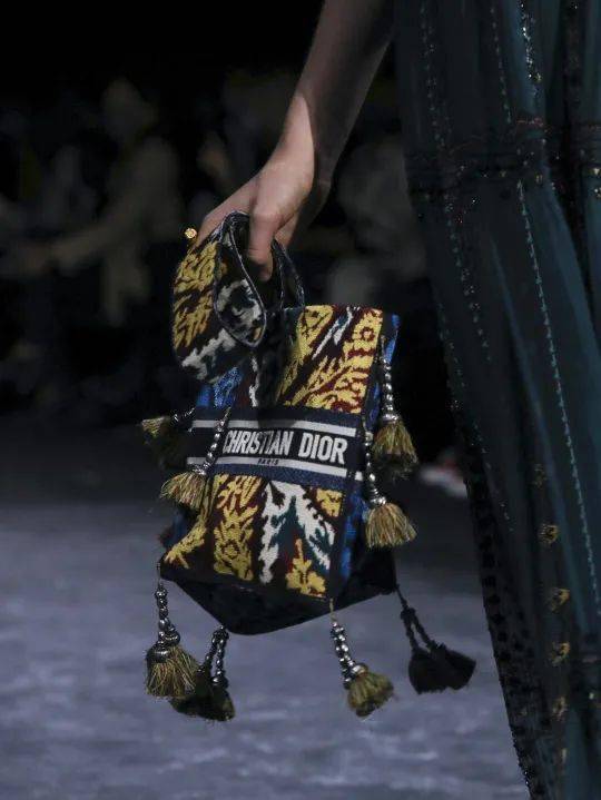 Lucia|让孟美岐、杨采钰都种草的美裙子 据说穿上它才更像“文化人”？