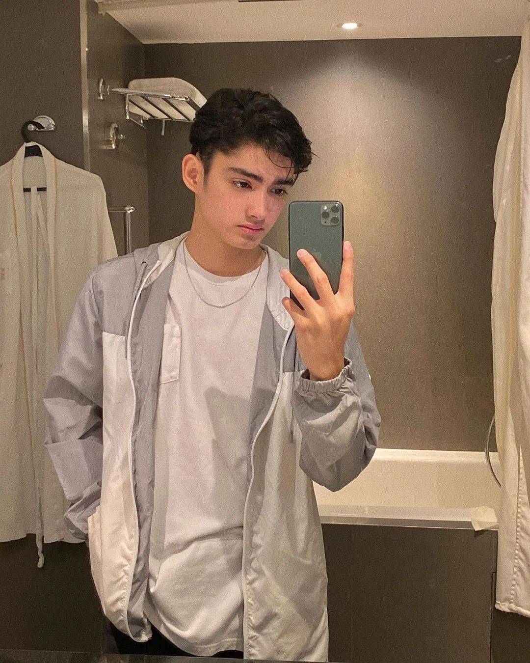 god|he's so cute, oh my god...