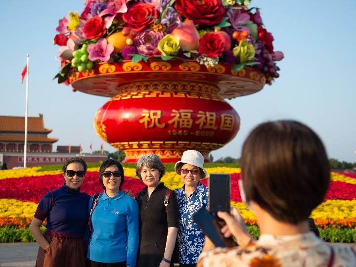 9月24日,游客在"祝福祖国"大花篮前拍照留念.新华社记者陈钟昊摄