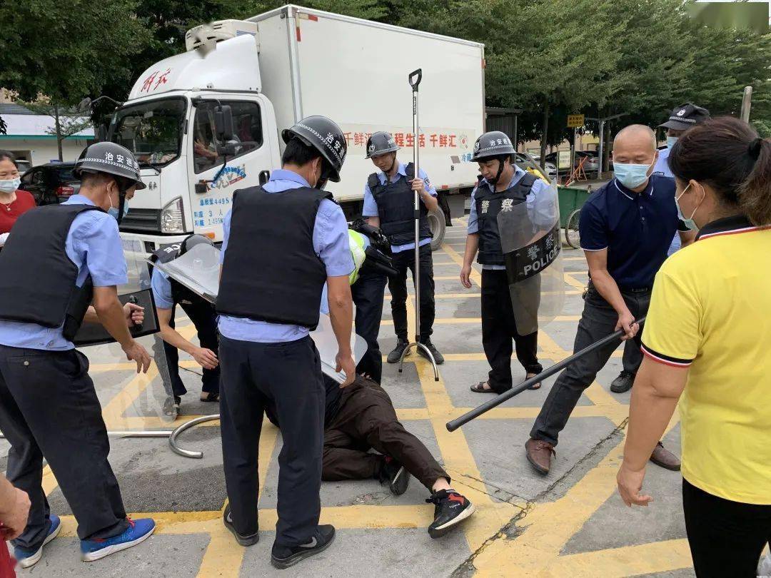 派出所警员迅速到达现场,划分警戒区域,联同保安人员使用钢叉,盾牌等