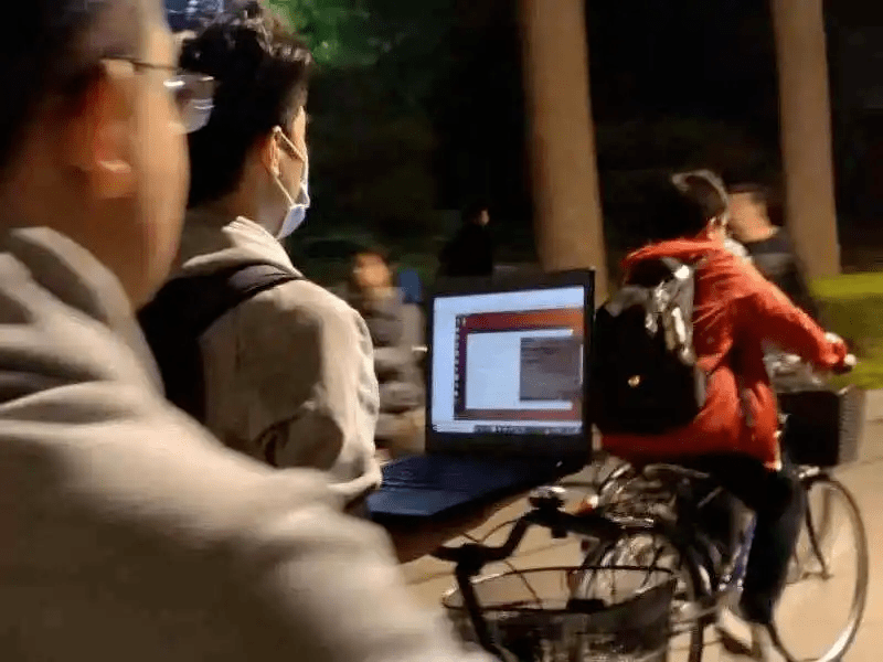 清华学生边骑车边用电脑 网友：原来这就是我和学霸之间的差距