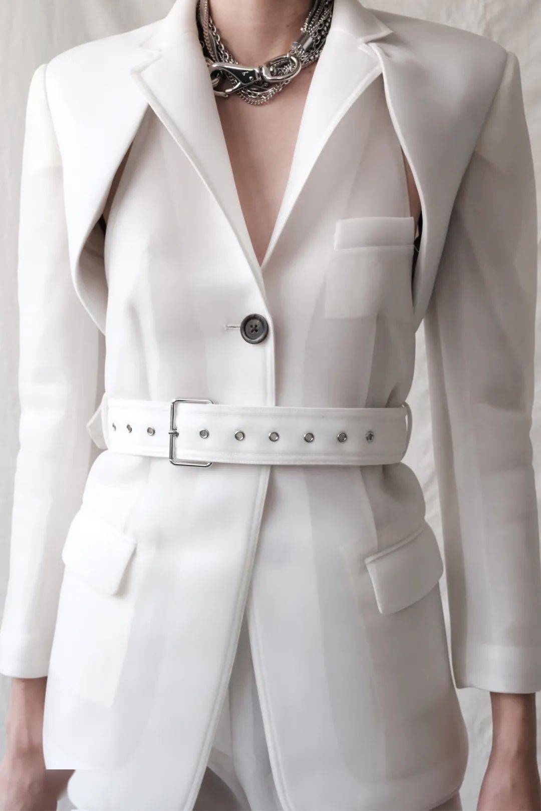 叛逆|他从Celine离职后,创立品牌短短一年火速爆红!新生代叛逆少年的禁欲系极简风~