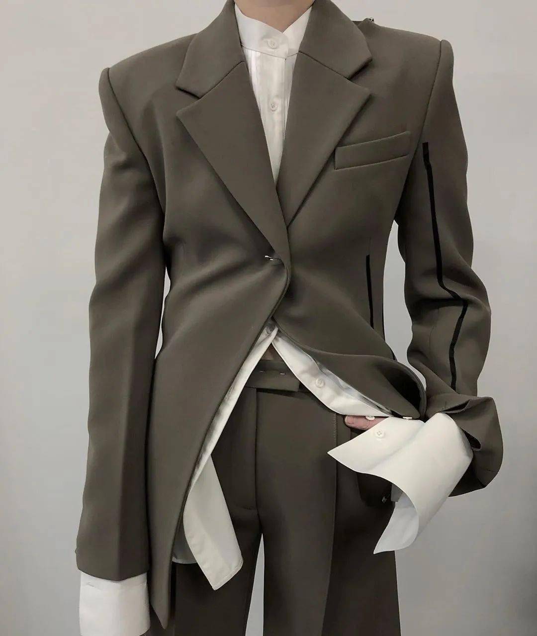 叛逆|他从Celine离职后,创立品牌短短一年火速爆红!新生代叛逆少年的禁欲系极简风~