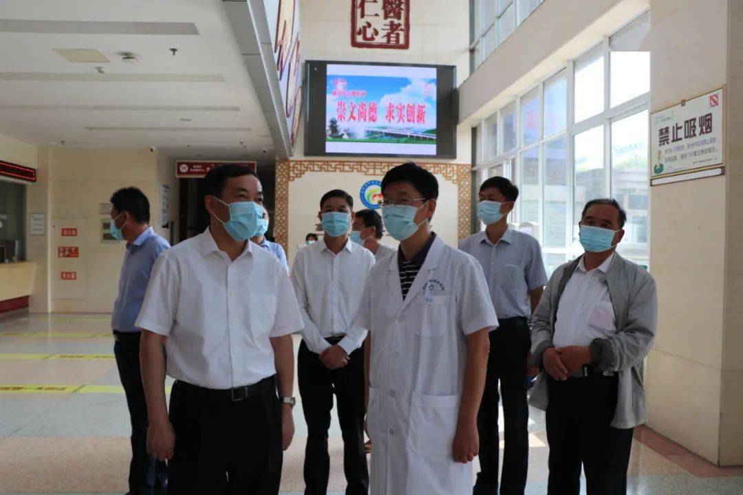 镇党委书记杨朝友率安监,建管等部门负责人开展"双节"安全生产大检查
