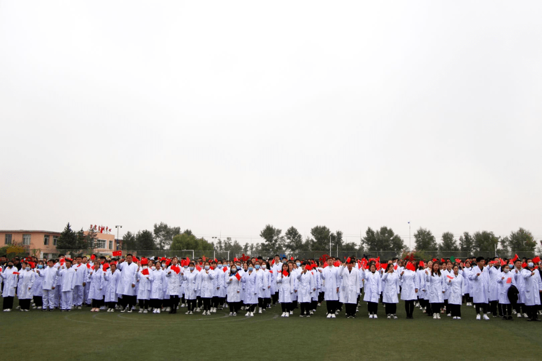 呼和浩特民族学院河套学院团团也发起了我和国旗合个影民族团结一家