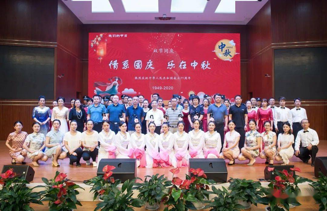 中秋国庆传捷报(猜一成语) 偷笑_中秋国庆手抄报图片(3)