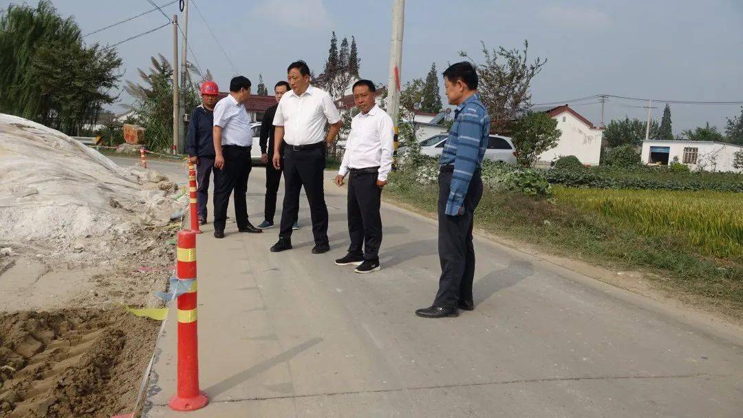 镇党委书记杨朝友率安监,建管等部门负责人开展"双节"安全生产大检查