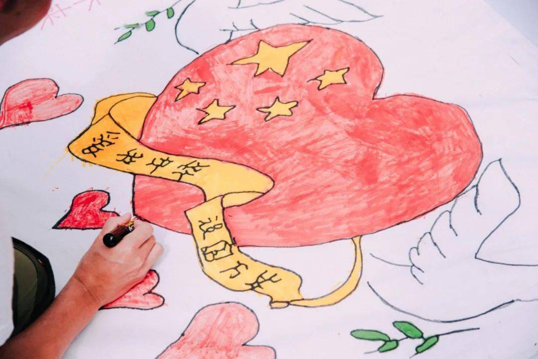 孩子们在爸爸妈妈的陪伴下用手中的七色画笔画出了自己心中的"中国梦"