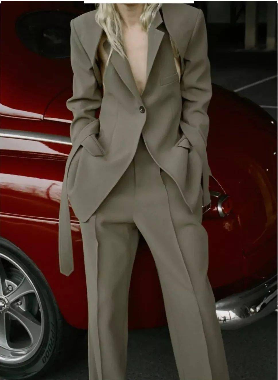 叛逆|他从Celine离职后,创立品牌短短一年火速爆红!新生代叛逆少年的禁欲系极简风~