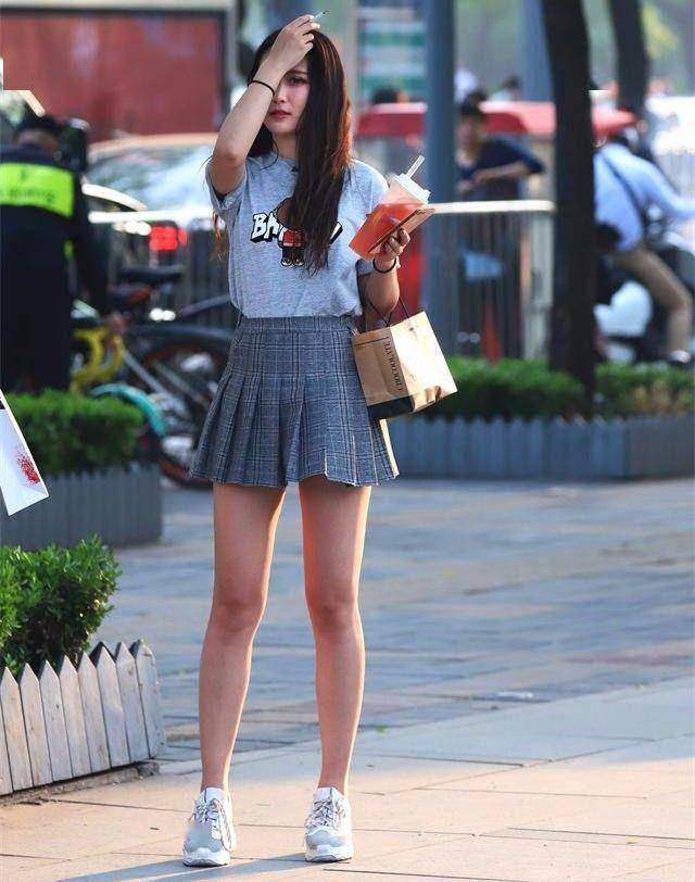 爱美|街拍：长发披肩的时尚女孩，着实让人眼前一亮