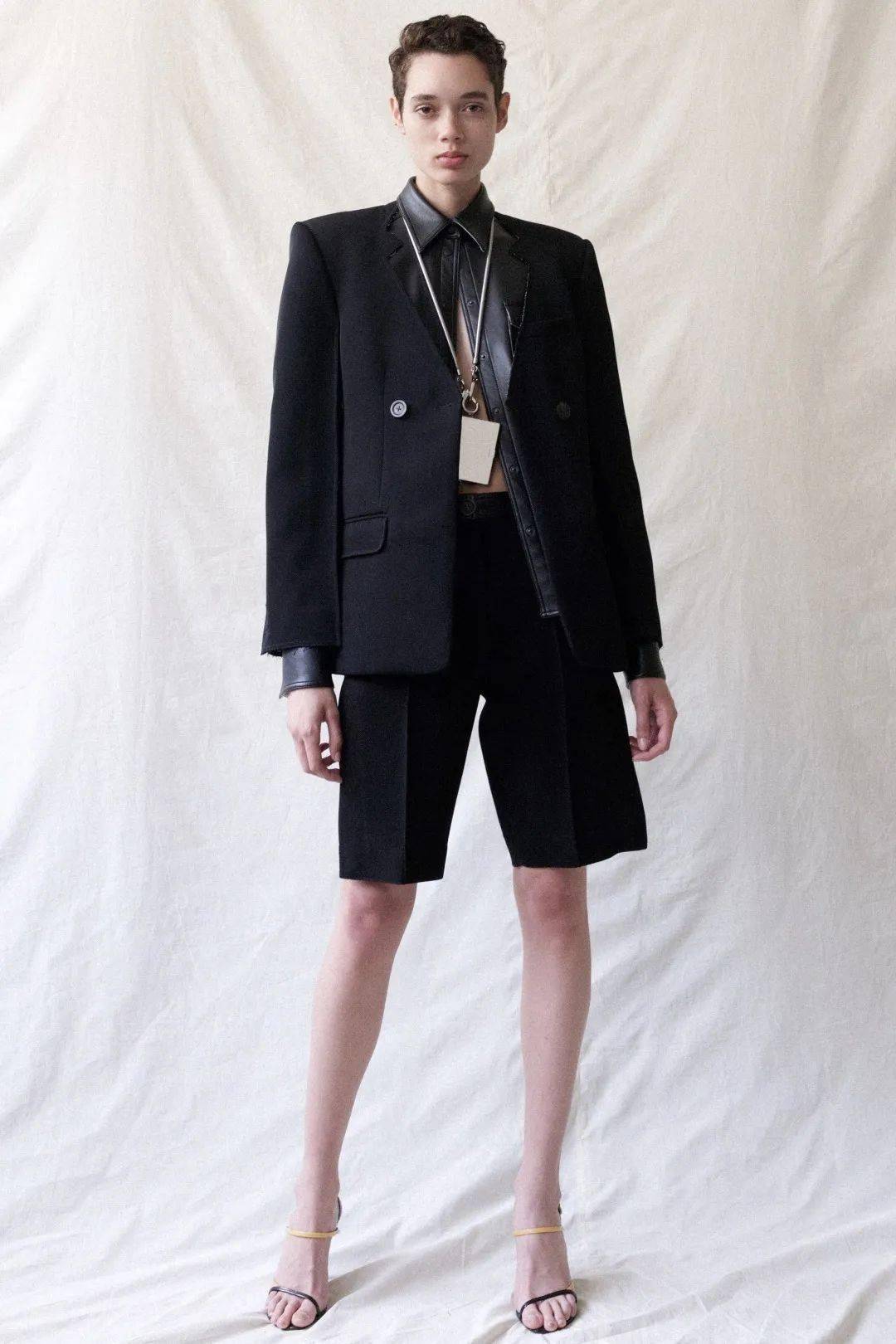 叛逆|他从Celine离职后,创立品牌短短一年火速爆红!新生代叛逆少年的禁欲系极简风~