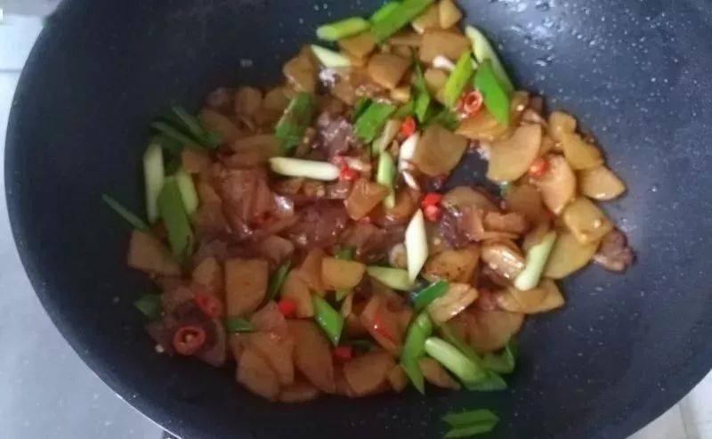 土豆|虽然简单，但下饭下酒都是杠杠的！五花肉炒土豆片