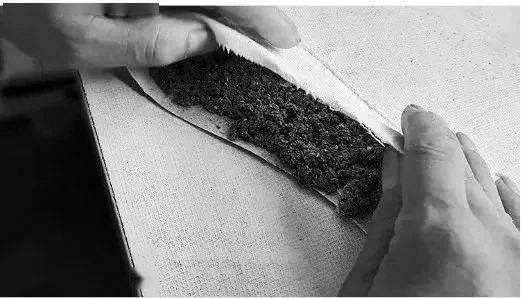 布鞋|老布鞋彻底火了!30年老匠人,20个日夜,130余道非遗工序打造,中药纳底,穿上别提多舒服!