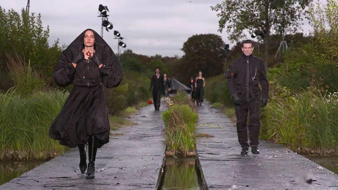 Serre|古老神秘的新月图案竟然成为风靡全球的潮流爆款元素，Marine Serre“末日幸存者”又来了！