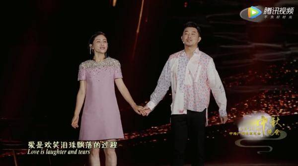 扣子|男明星“衣冠不整”参加中秋晚会后，妻子发了一张图…