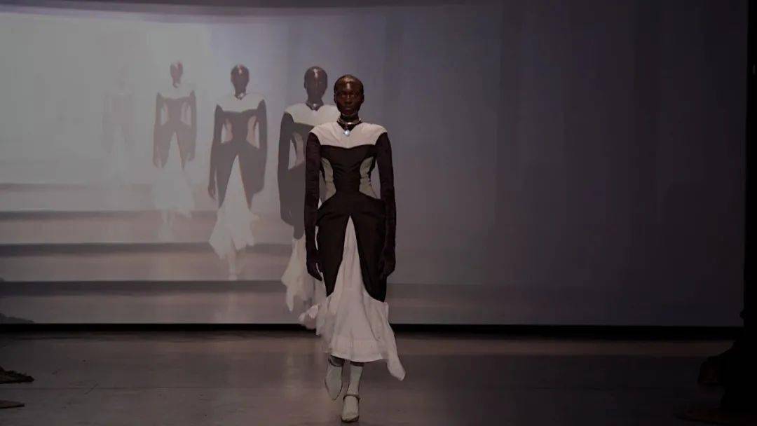 Serre|古老神秘的新月图案竟然成为风靡全球的潮流爆款元素，Marine Serre“末日幸存者”又来了！