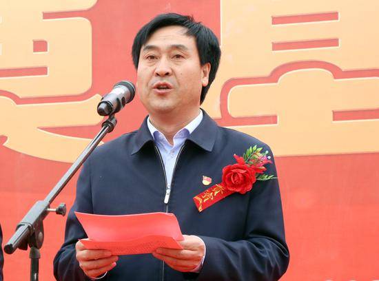 图为拜城县委书记彭刚在开工奠基仪式上致辞.