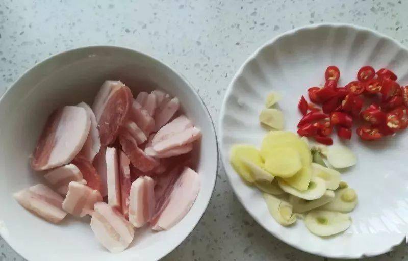 土豆|虽然简单，但下饭下酒都是杠杠的！五花肉炒土豆片