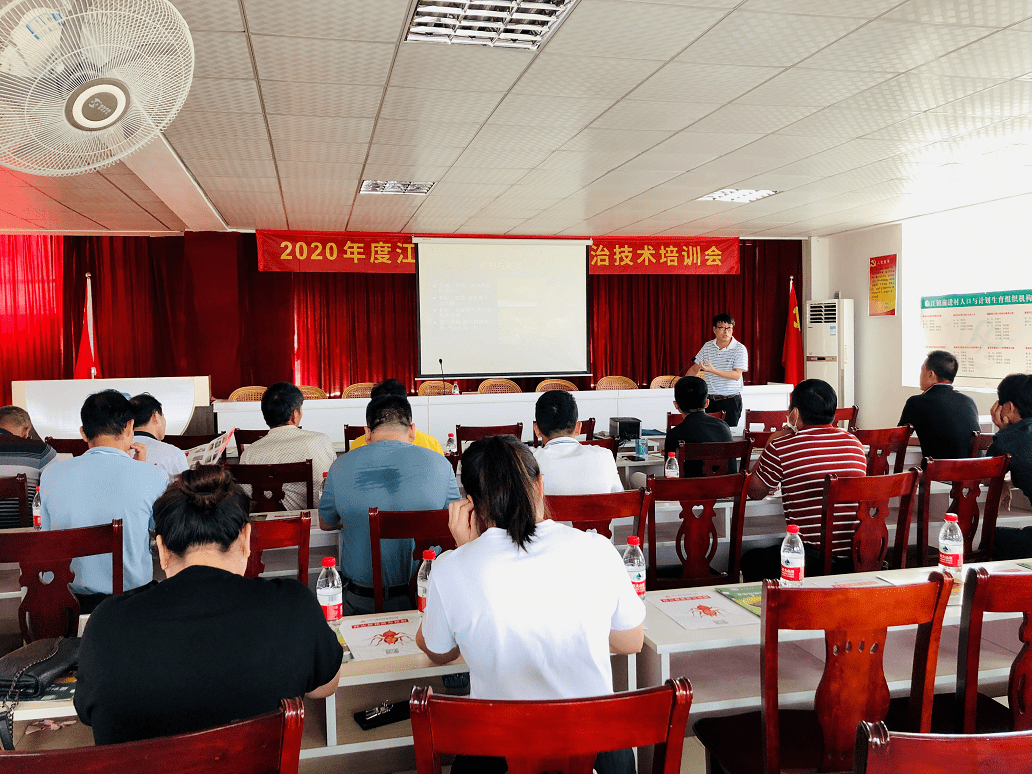 培训会邀请了华南农业大学红火蚁研究中心主任许益镌教授进行现场授课