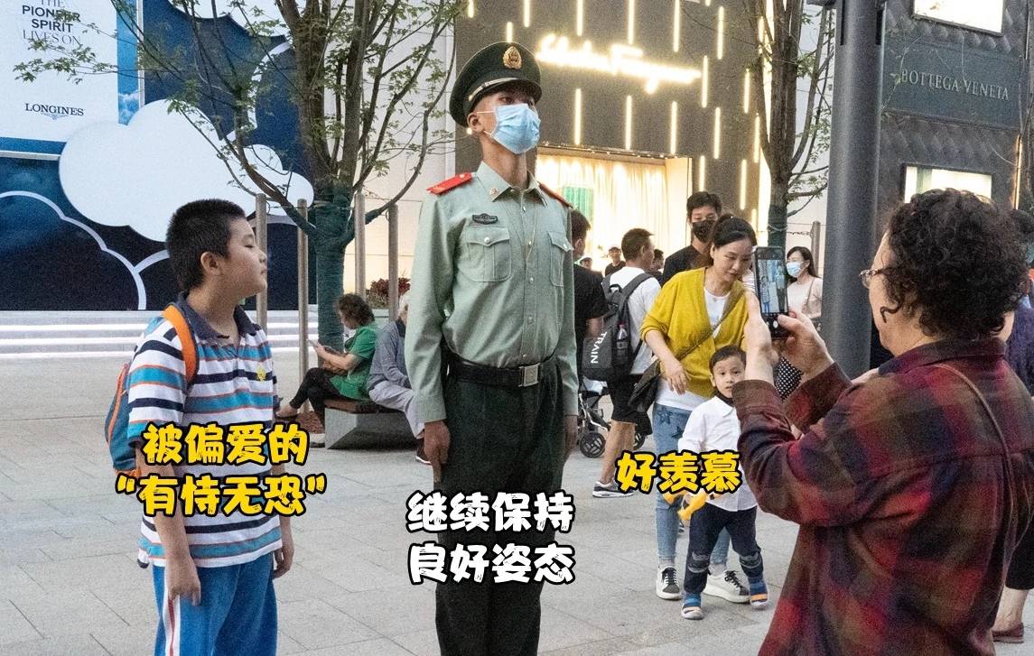 十岁自闭症男孩与南京东路执勤武警合照，牵手未成仍笑得开心