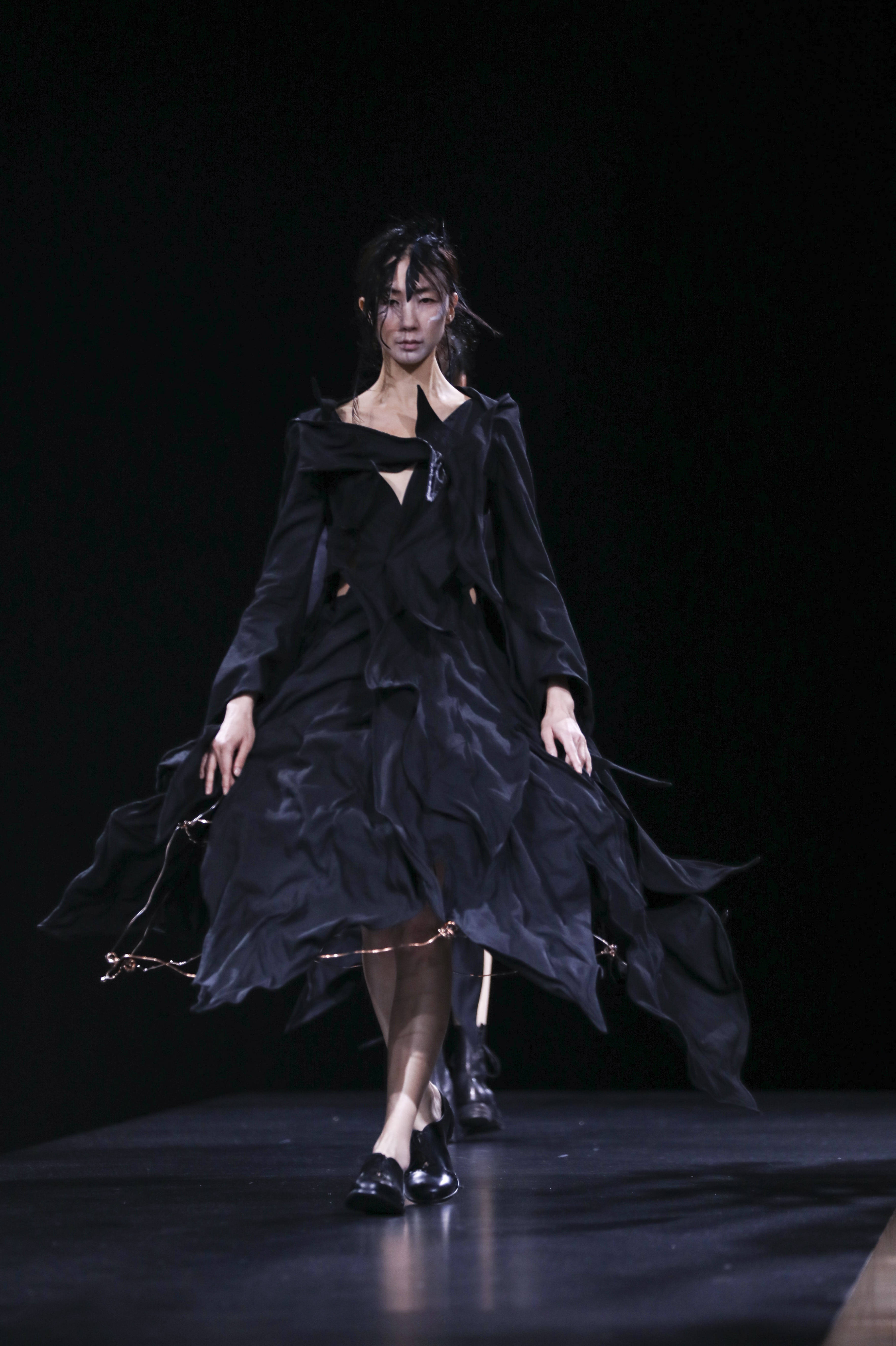 新华社|巴黎时装周：山本耀司发布春夏新品成衣