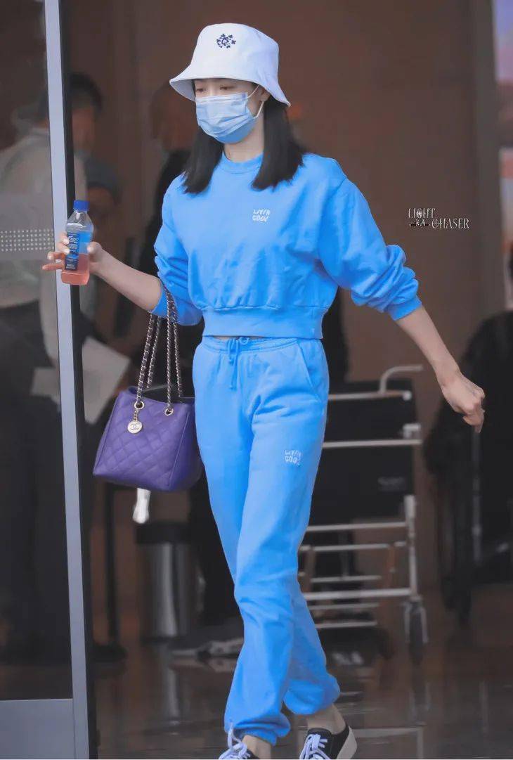 西服|被腿更长的她“抢”了代言,小S心服口服