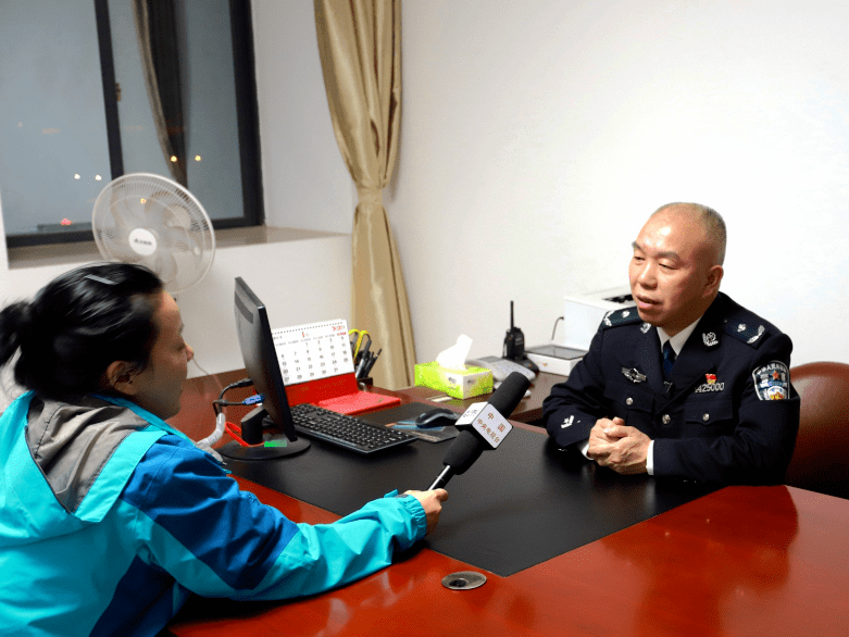 央视记者采访监狱长华桦