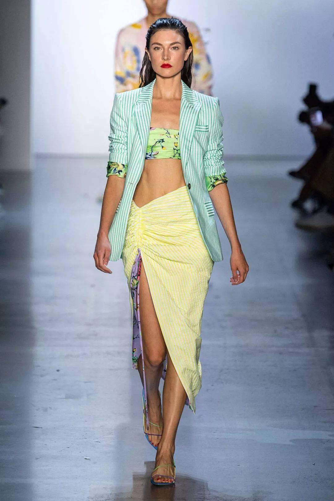 Gurung|犹如花卉田园诗的超美礼服设计，来自尼泊尔的＂名媛杀手＂设计师，美国第一夫人都爱他！