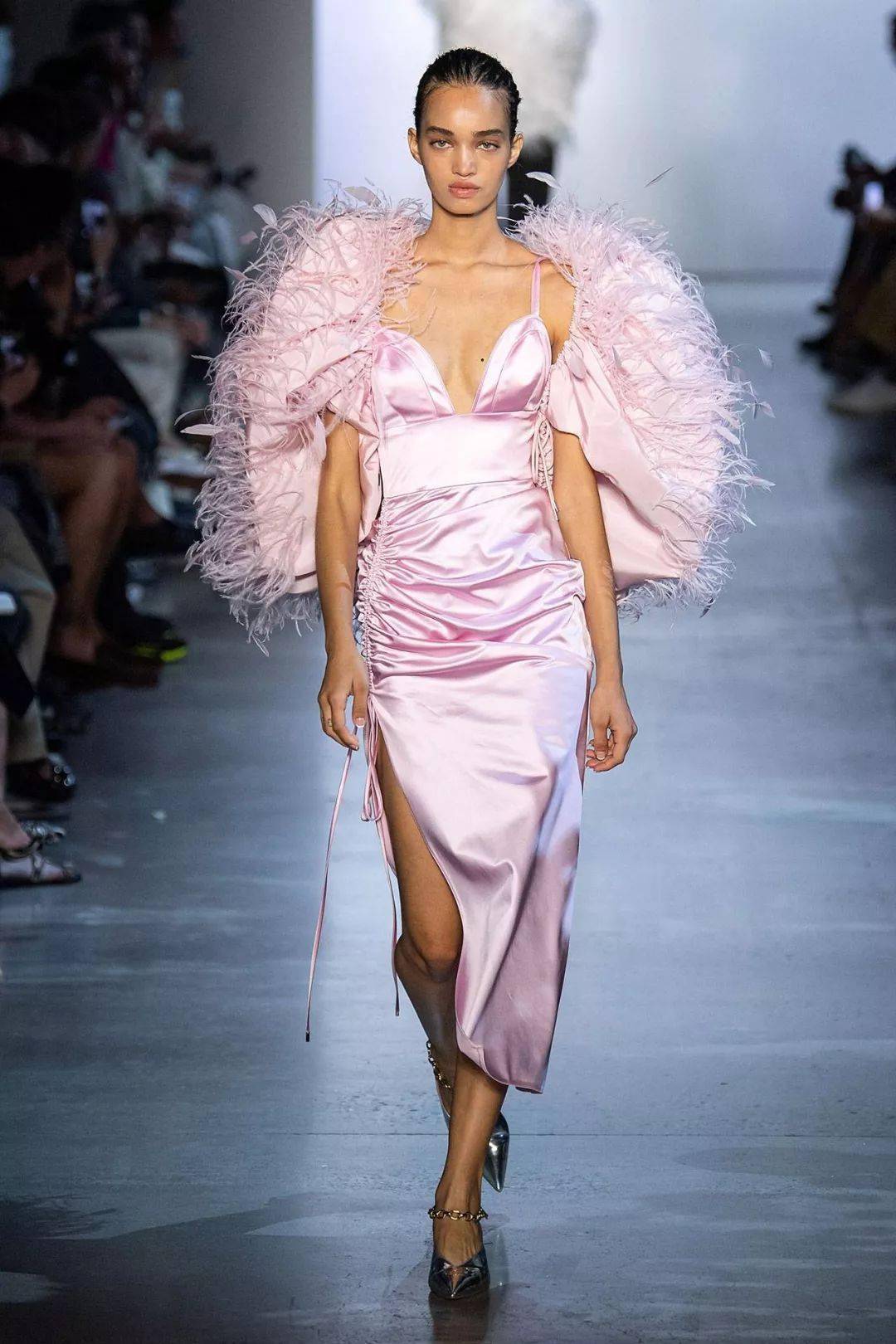 Gurung|犹如花卉田园诗的超美礼服设计，来自尼泊尔的＂名媛杀手＂设计师，美国第一夫人都爱他！