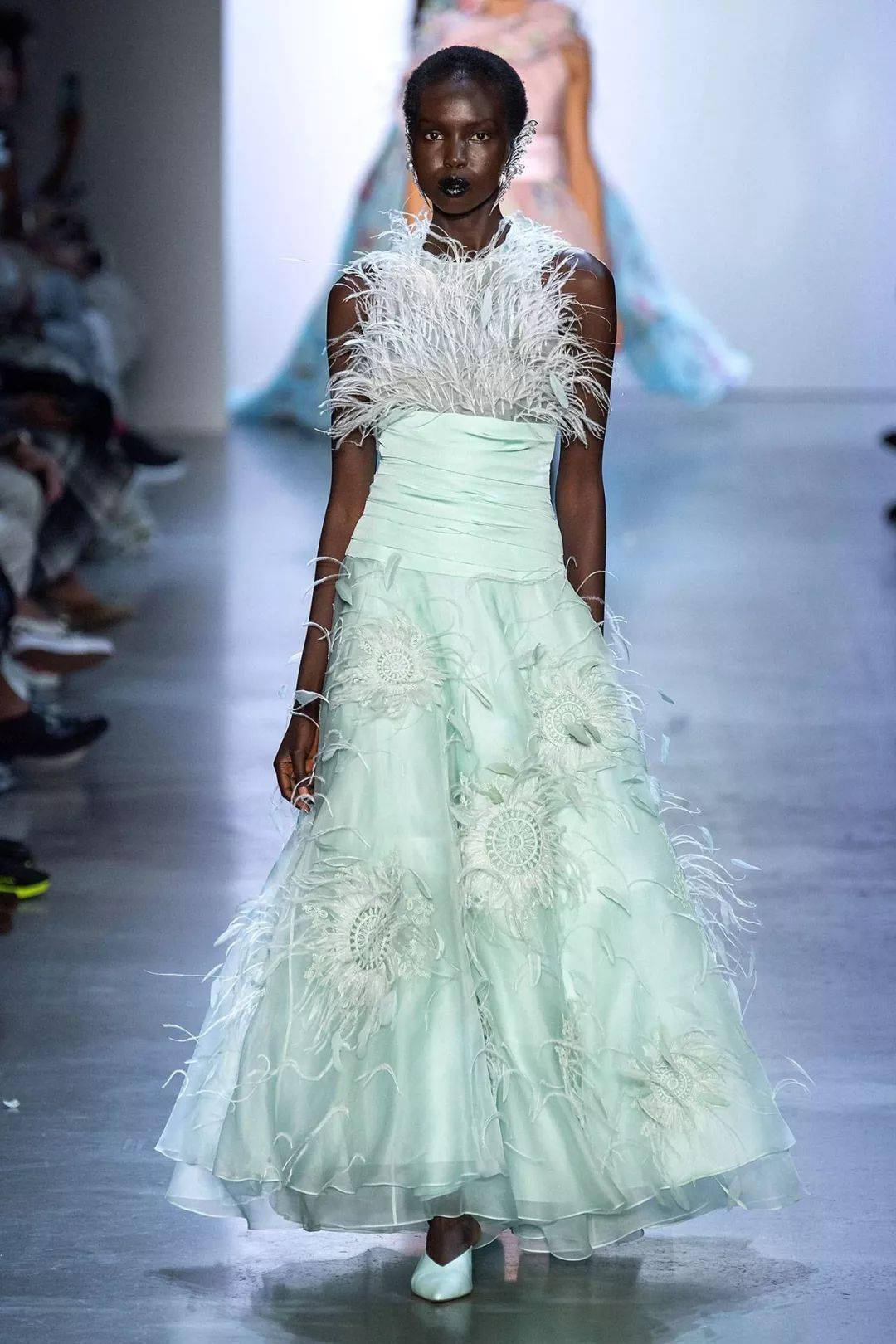 Gurung|犹如花卉田园诗的超美礼服设计，来自尼泊尔的＂名媛杀手＂设计师，美国第一夫人都爱他！