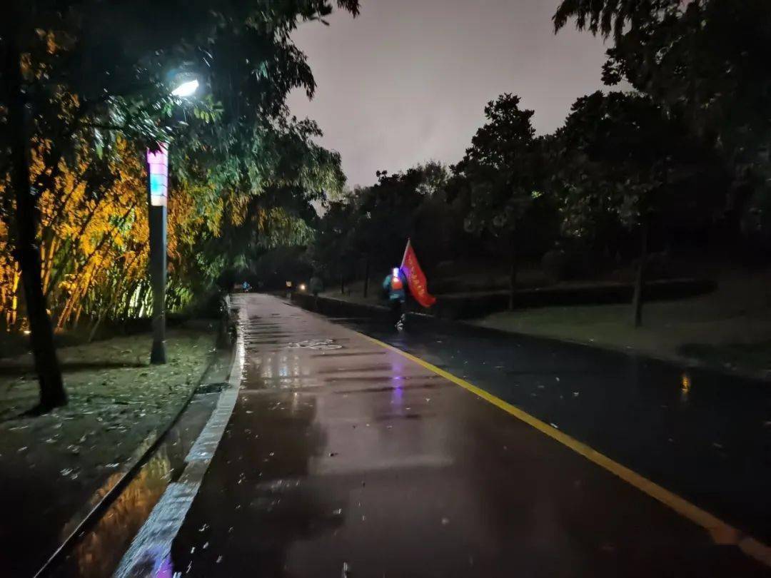 何惧风雨!雨夜荧光跑,跑出别样的景致