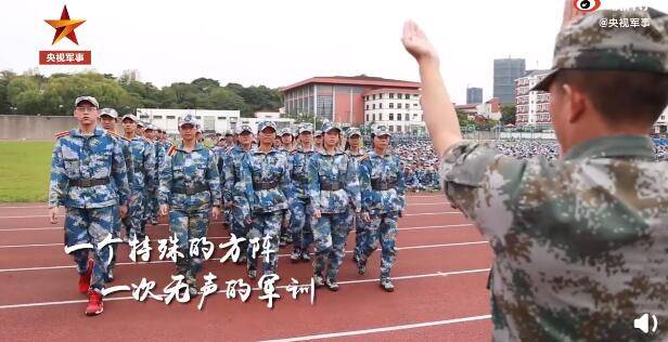 军训|超暖！教官学手语指挥听障学生军训