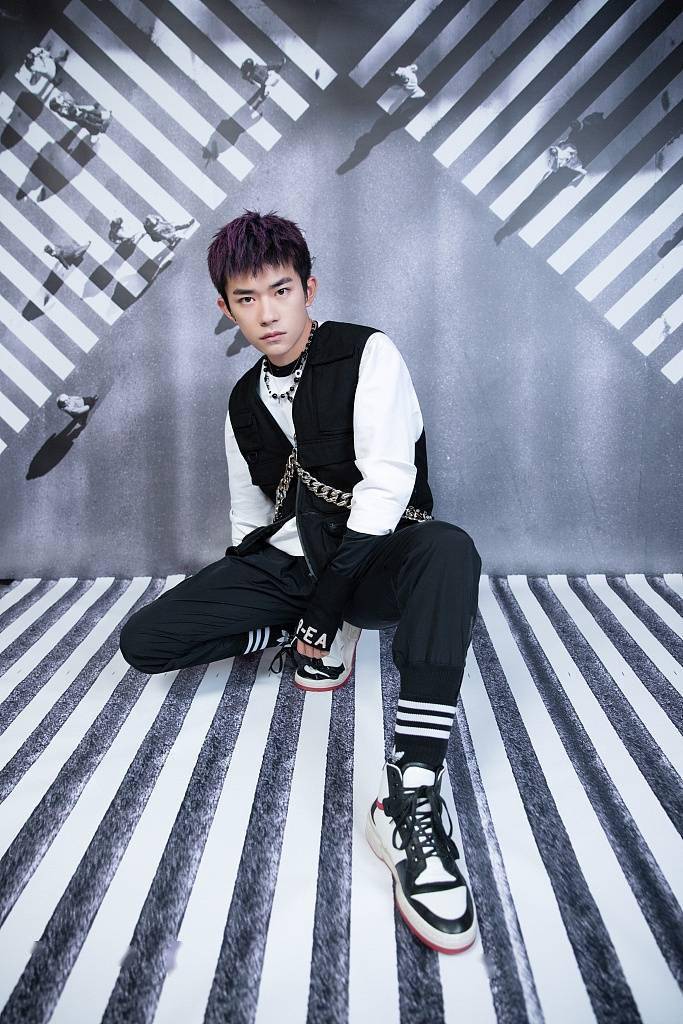 娱乐|易烊千玺完美驾驭紫色挑染短发 一身黑白服装帅气满分