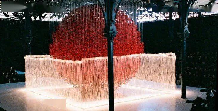 虎头|时髦办 | 虎头、眼睛都不是高田贤三,他只是纯粹的爱花少年