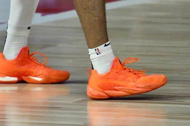 Waffle|侃鞋丨阿迪达斯的2020：惨痛之下，仍有光芒