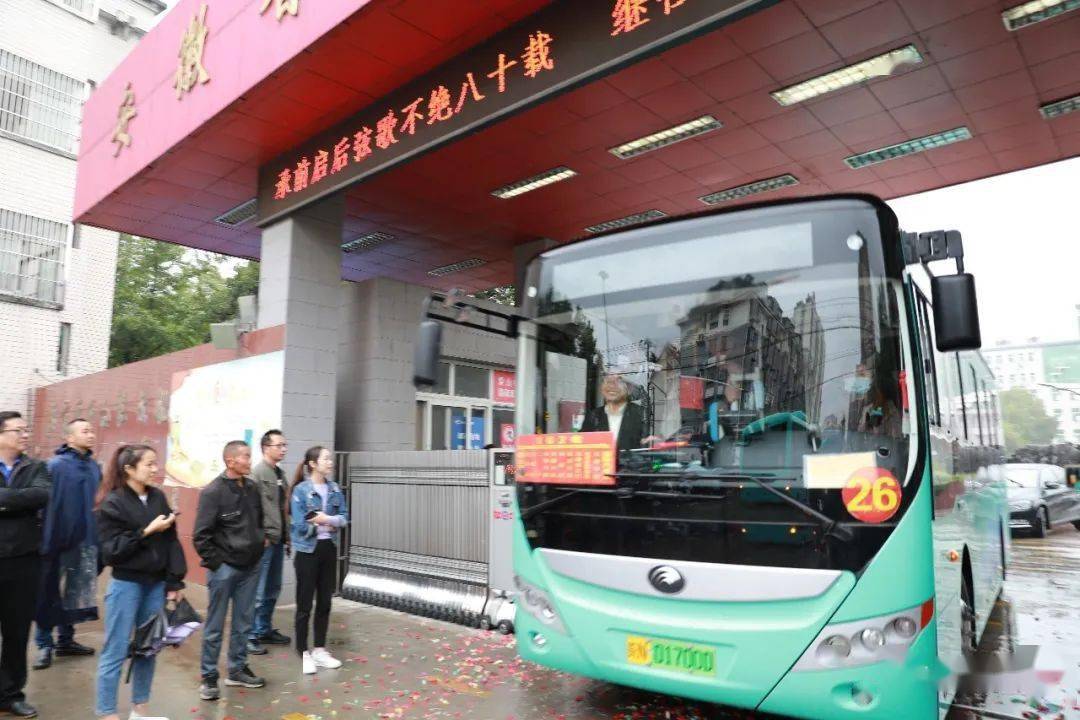 26辆公交车满载着1000余名应届高三学生缓缓驶出校门,霍山中学正式