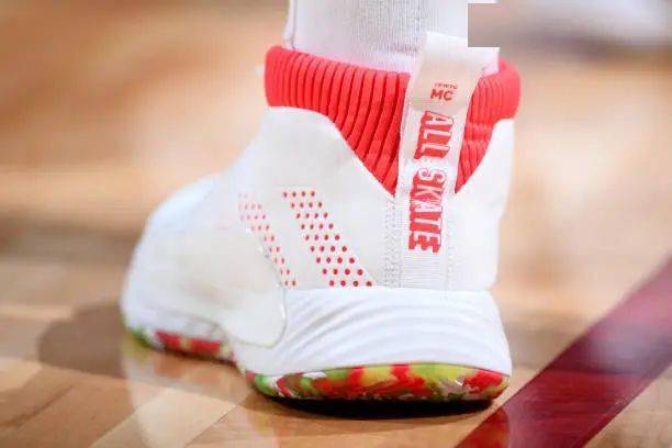 Waffle|侃鞋丨阿迪达斯的2020：惨痛之下，仍有光芒