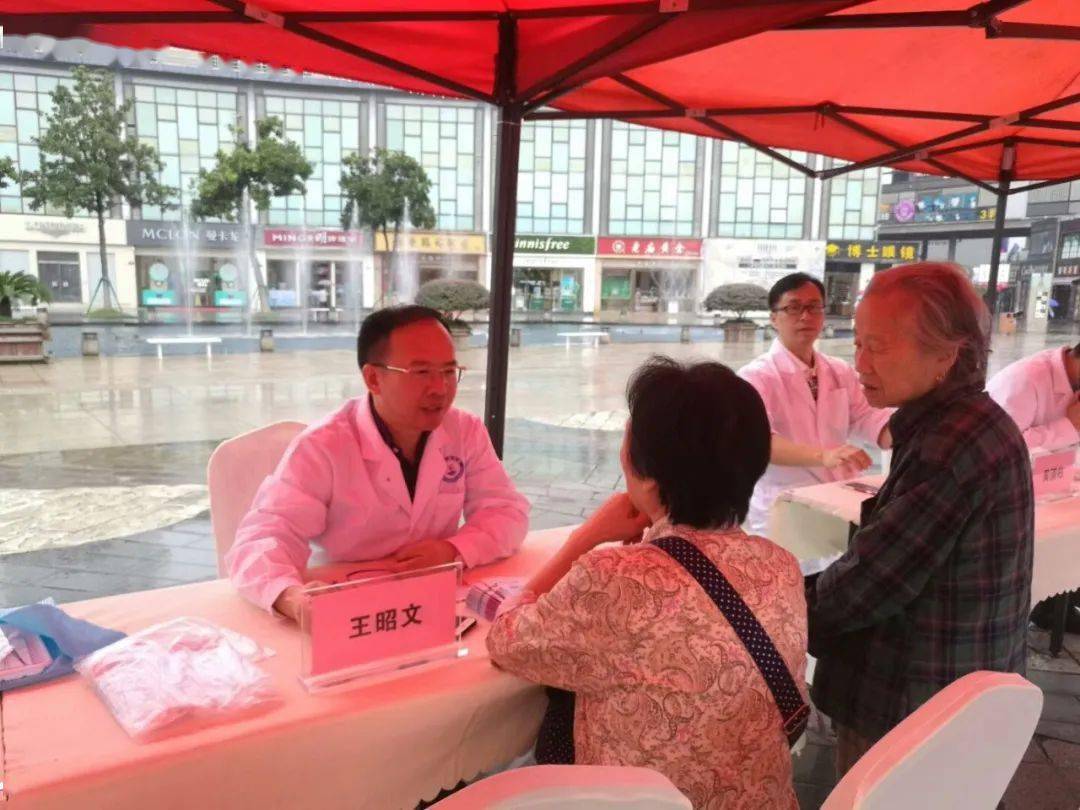 王昭文院长,不断摸索,前进,既从事在临床一线,又经营着自己的口腔事业