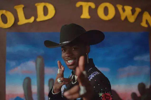 Lil|Lil Nas X 成为超生代男歌手中的时尚一哥！