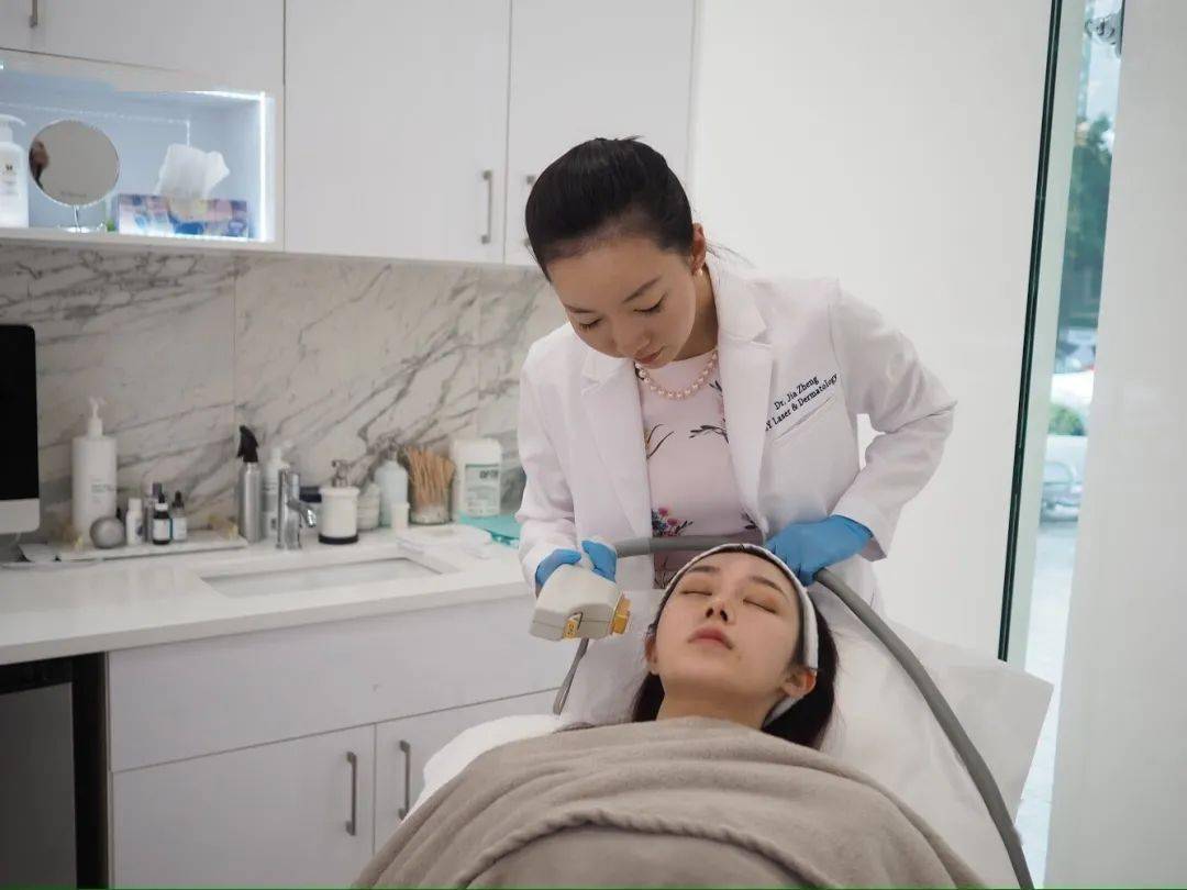 Amanda|北美四小花旦之一，曾年入800万火遍全球，如今糊到在农场养鸡