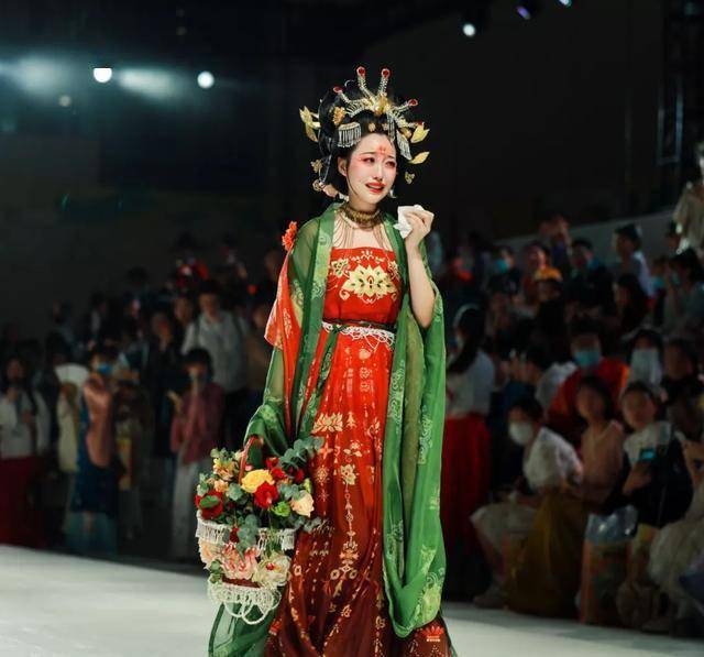 汉服|山东曹县三分天下汉服市场，一件汉服卖3.5万，年入千万不是梦