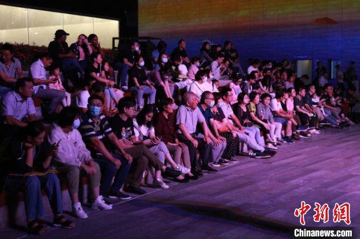 秦淮河|国庆假期南京老街重拾“烟火气”：歌声萦绕秦淮河畔