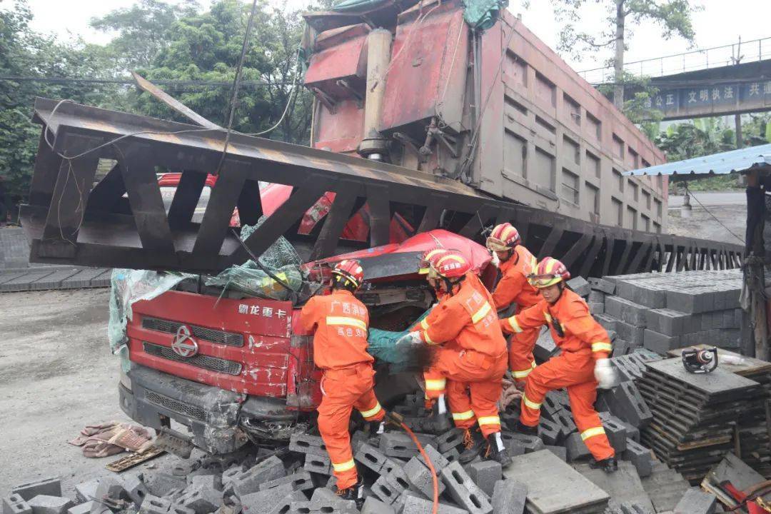 平果324国道路段发生一起交通事故,造成1人死亡