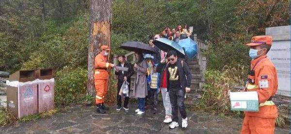 守护者|四川海螺沟景区有群“专职守护者”：与火作斗争 连续巡查几十公里
