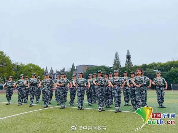 军训|真功夫！黄梅戏专业学生军训场练早功