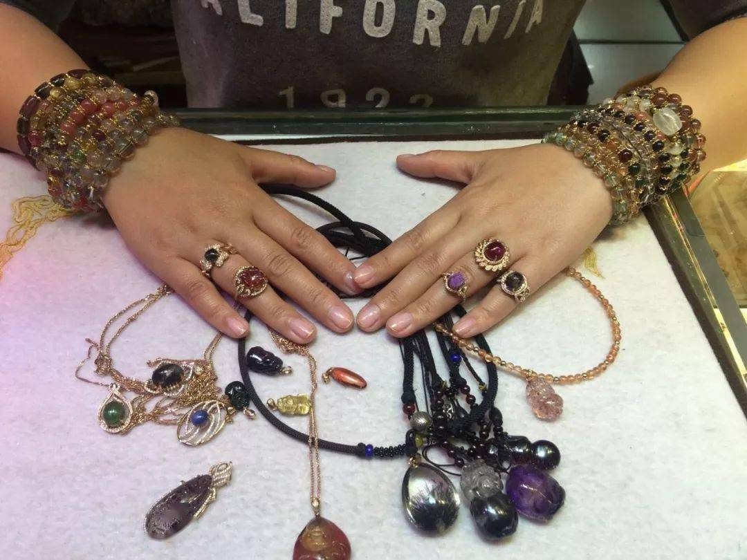 包某|＂我是公主！＂女公务员贪污307万只为买水晶！瞎买水晶，活该坐牢！