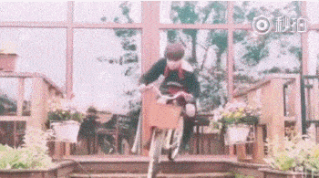 八卦爆料|原创瞧不起王一博？车手胡通明疑摔车铲人老手，队友欢呼发表辱女言论？