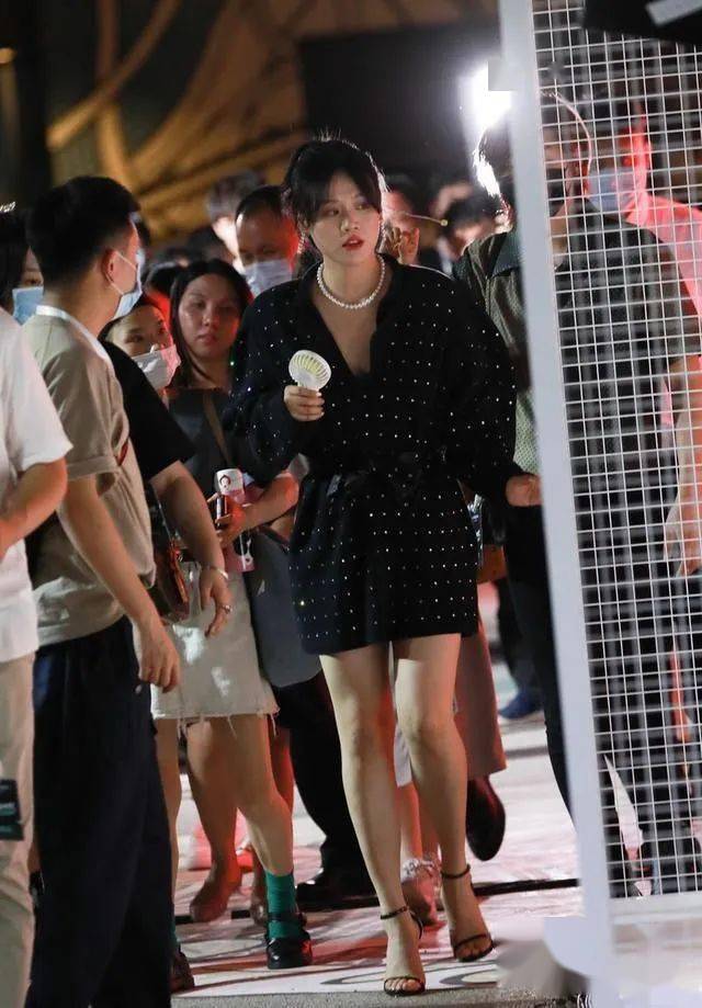 连衣裙|马思纯成“富太太”了？穿高贵连衣裙戴珍珠项链，太“富态”了